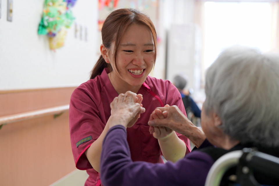 『介護』と一言でいっても、その仕事内容はさまざまです。日翔会では、デイサービス、グループホーム、特別養護老人ホームなど様々な施設、サービスを提供しています。