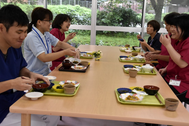 先輩たちとご飯を食べます