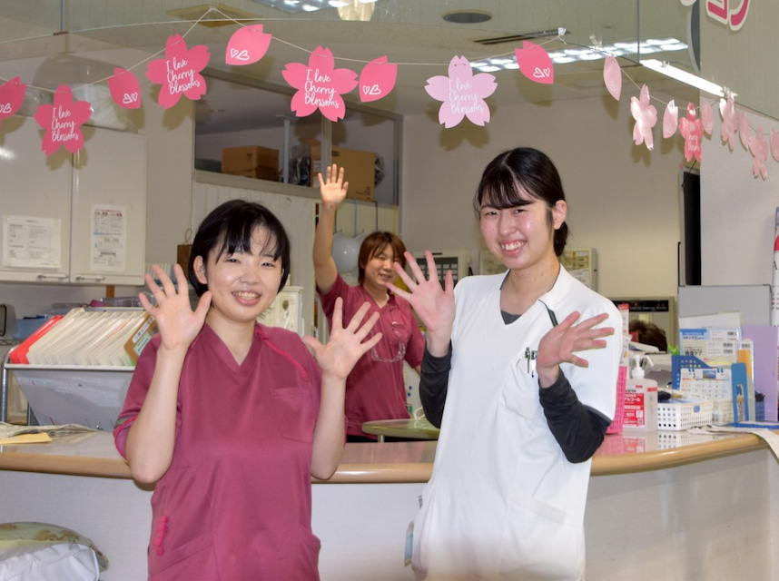 利用されるお客様の日々の健康管理全般を主な業務とするほか、状態により点眼、褥瘡(じょくそう)などの処置、経管栄養等の医療行為があります。また、日常の服薬管理の他、診療の立会い、日中の緊急時対応などをしています。